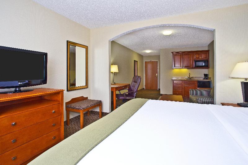キングサイズベッドのスイートルーム, Holiday Inn Express Hotel & Suites Goshen, An Ihg