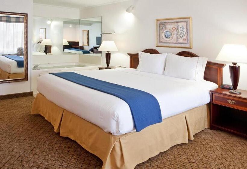 Люкс Кровать Кинг, Holiday Inn Express & Suites Alliance, An Ihg