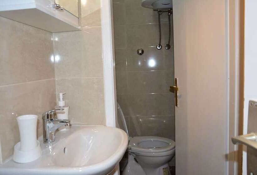 تختخواب در اتاق مشترک, Montenegro Backpackers Home Budva