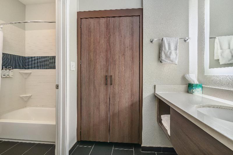 キングサイズベッドのスイートルーム, Staybridge Suites Tyler University Area, An Ihg