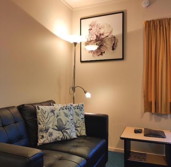 수피리어 스튜디오, Braemar Motor Lodge