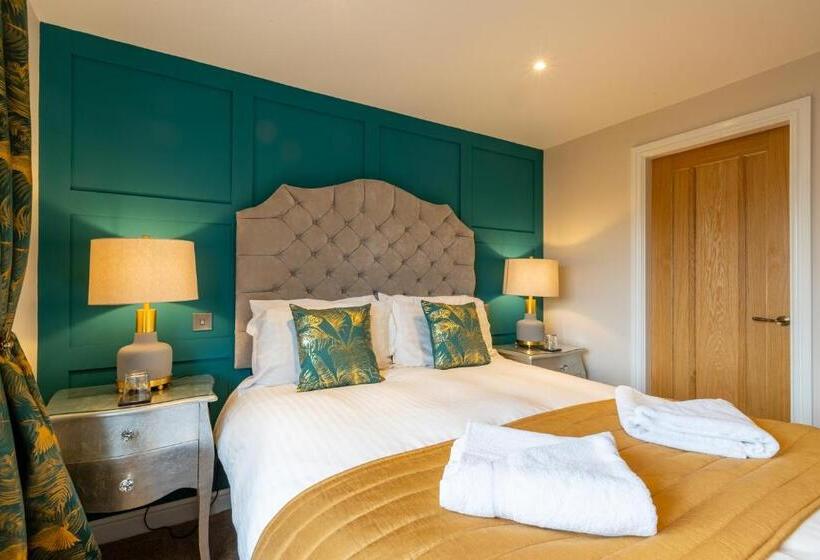 اتاق لوکس چهار تخته, Holly Lodge Guest House With Free Off Site Health Club