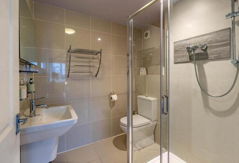 اتاق لوکس سه تخته, Holly Lodge Guest House With Free Off Site Health Club