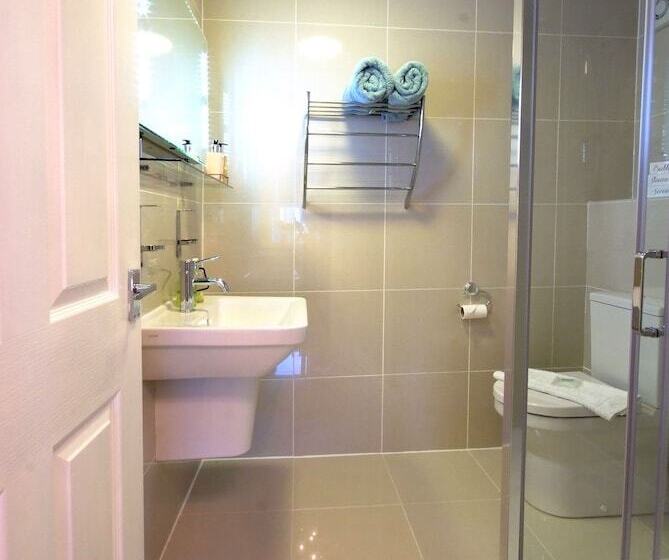 اتاق لوکس سه تخته, Holly Lodge Guest House With Free Off Site Health Club