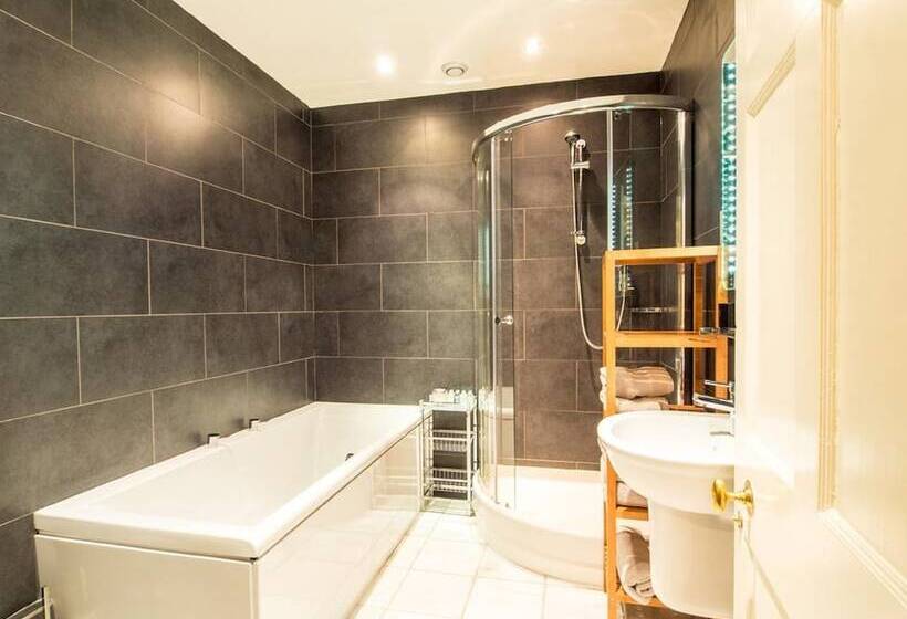 اتاق لوکس با چشم‌انداز باغ, Six Brunton Place Guest House