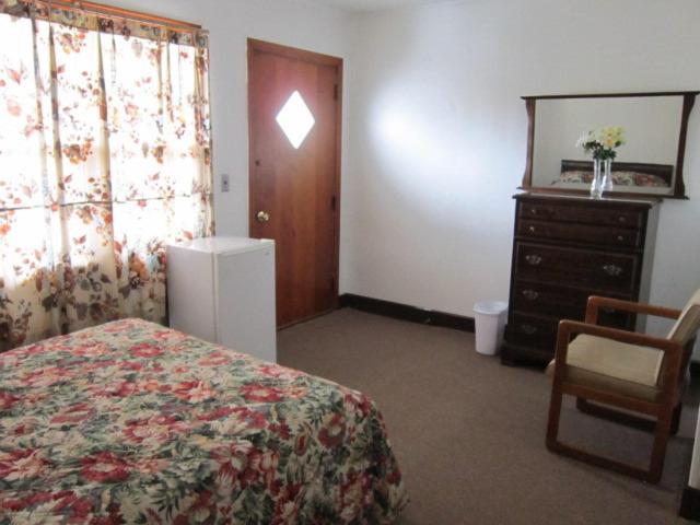 带2个双人床的标准工作室, Cadet Motel