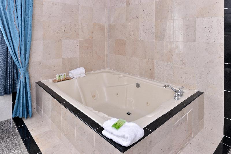 스위트 킹사이즈 침대, Holiday Inn Express & Suites Tacoma South   Lakewood, An Ihg