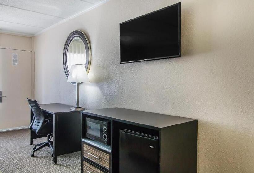 Номер Стандарт Кровать Кинг Адаптированный для Инвалидов, Quality Inn Hinesville   Fort Stewart Area, Kitchenette Rooms   Pool   Guest Laundry