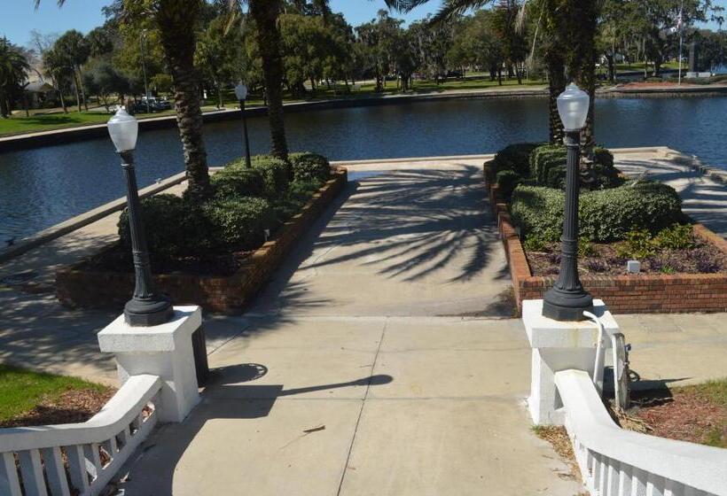 Standard studio with lake view, Tarpon Inn