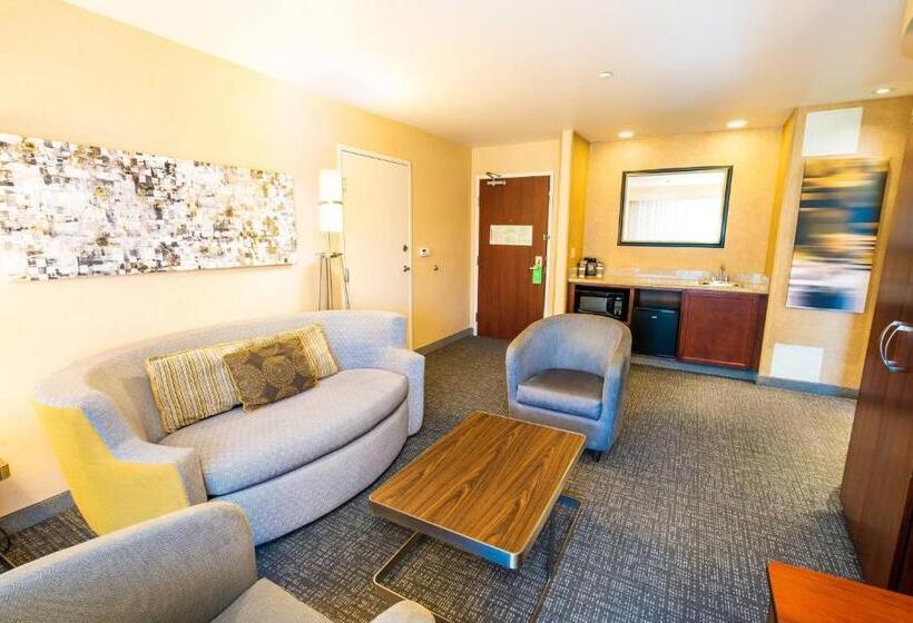 스위트 킹사이즈 침대, Courtyard By Marriott Kingston