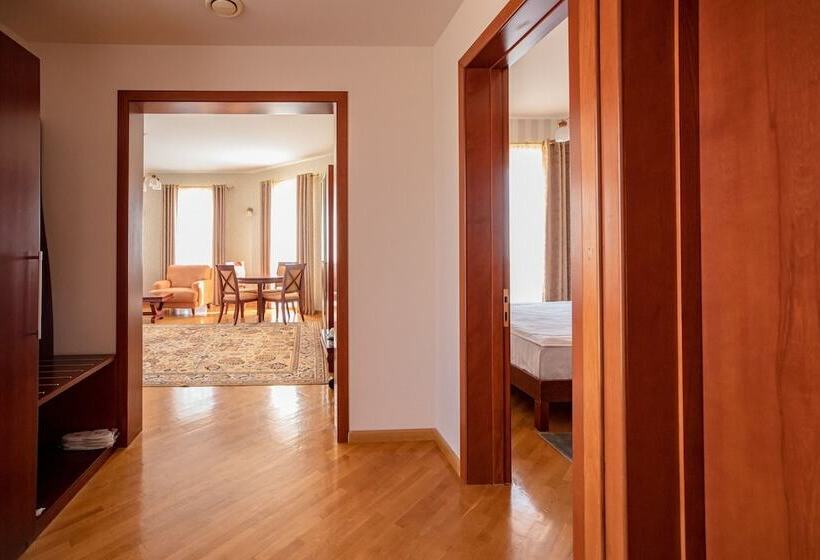 스위트, Latar Hotel Complex