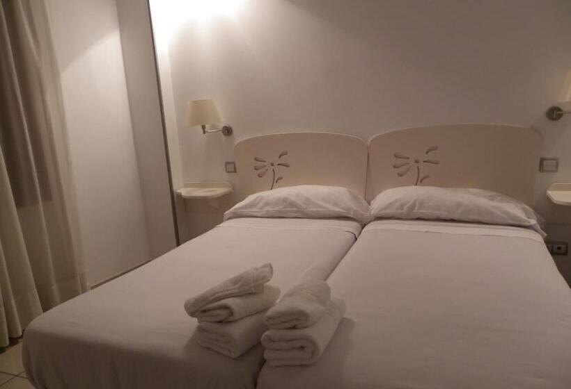 Номер Стандарт Трехместный, Hostal Sierra