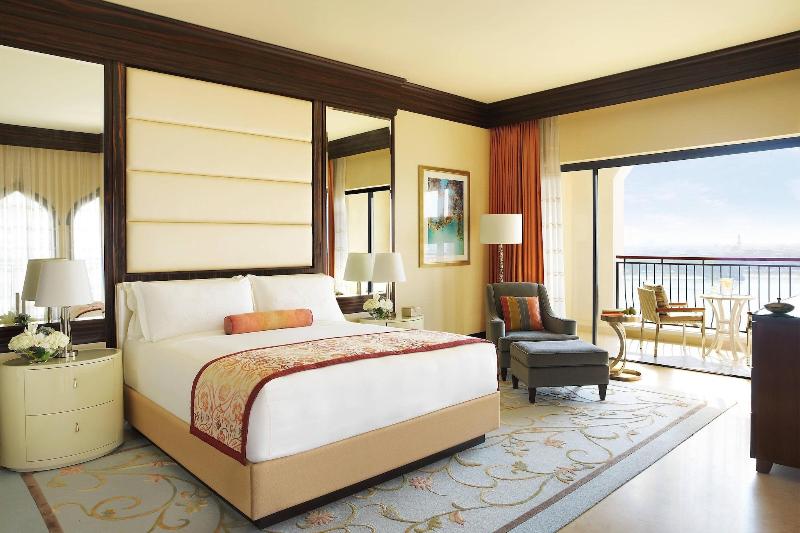 Люкс Клуб, The Ritzcarlton Abu Dhabi  Grand Canal