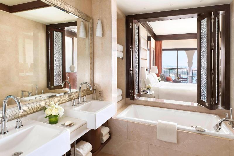 Номер Deluxe Кровать Кинг, The Ritzcarlton Abu Dhabi  Grand Canal