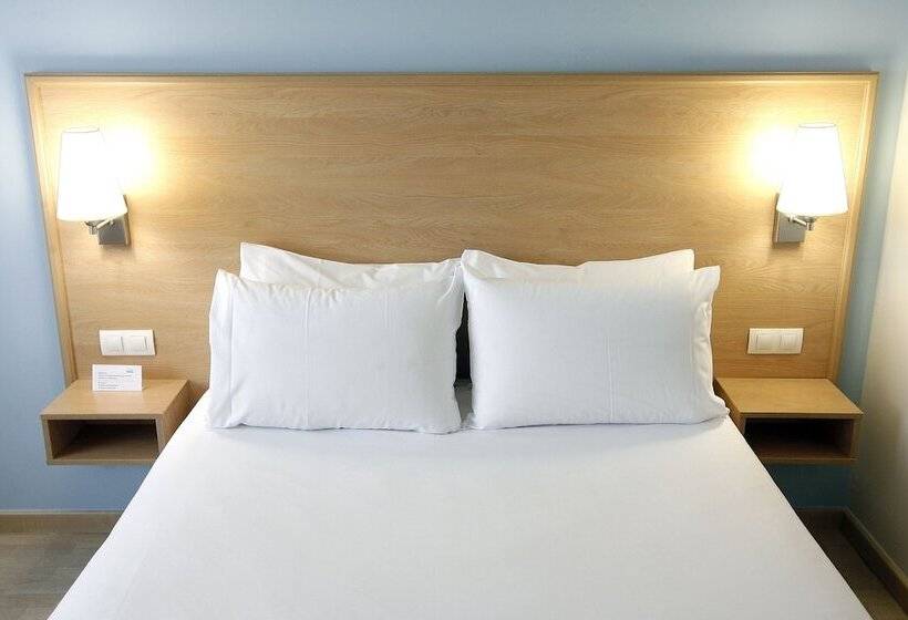 Номер Стандарт Трехместный, Travelodge Barcelona Poblenou