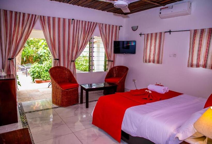اتاق استاندارد با چشم‌انداز استخر, Hibiscus House Gambia