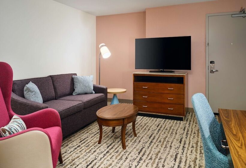 جناح جونيور, Hilton Garden Inn Atlanta Midtown