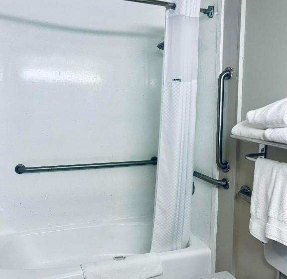 Quarto Estandar Cama King para Deficientes Físicos, Baymont By Wyndham Keokuk