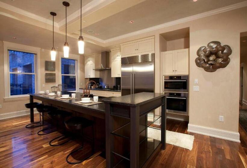 דירת שלושה חדרים, The Auberge Residences At Element 52