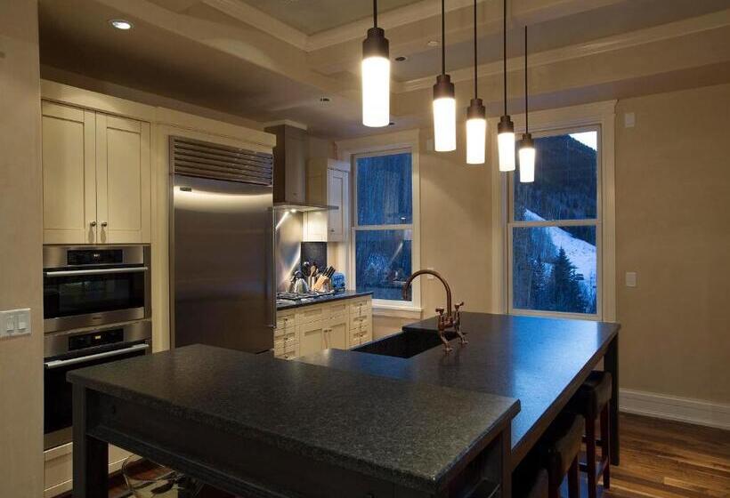 דירת שלושה חדרים, The Auberge Residences At Element 52