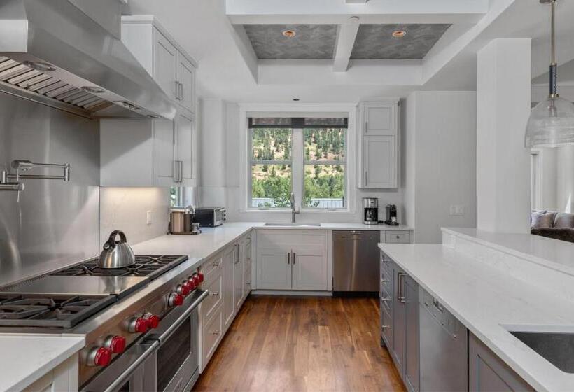 דירת חדר, The Auberge Residences At Element 52