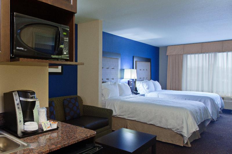 带大床的套房, Holiday Inn Express & Suites Tacoma Downtown, An Ihg