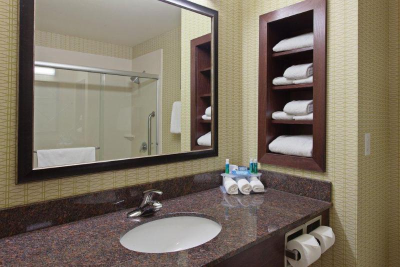 带大床的套房, Holiday Inn Express & Suites Tacoma Downtown, An Ihg