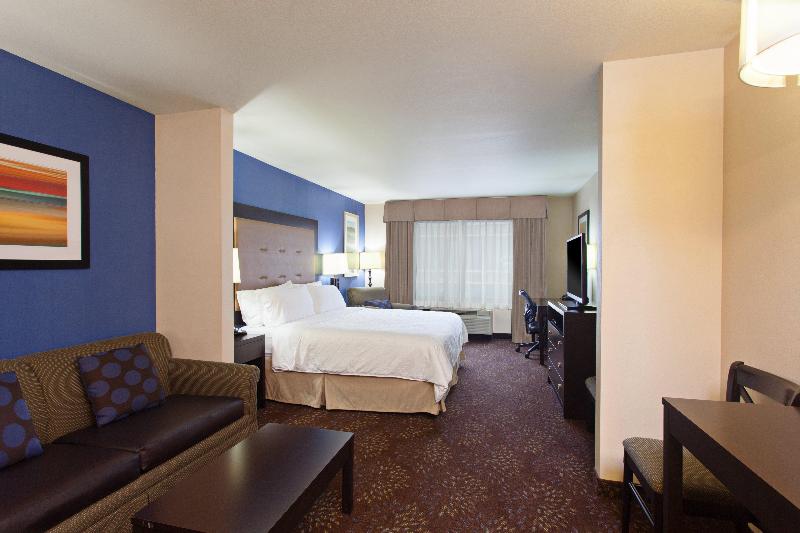 带大床的套房, Holiday Inn Express & Suites Tacoma Downtown, An Ihg