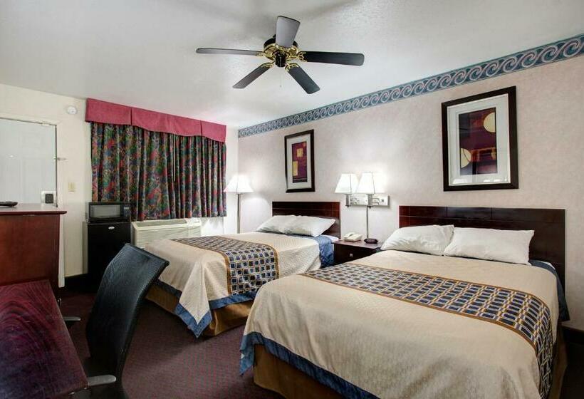 带2个双人床的标准工作室, Carlsbad Inn , New Mexico