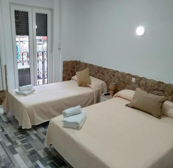 اتاق استاندارد سه تخته با سرویس بهداشتی مشترک, Hostal Noche Y Dia