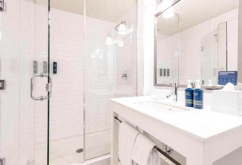 اتاق استاندارد با تخت بزرگ, Four Points By Sheraton Kelowna Airport