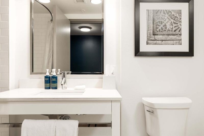 اتاق استاندارد با تخت بزرگ, Four Points By Sheraton Kelowna Airport