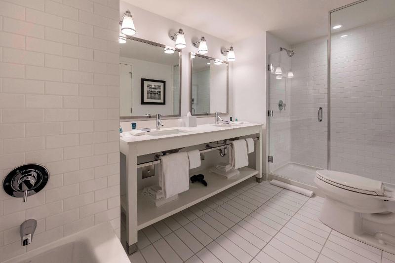 Deluxe Suite King Bed, Four Points By Sheraton Kelowna Airport