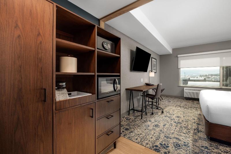 اتاق استاندارد با تخت بزرگ, Four Points By Sheraton Kelowna Airport