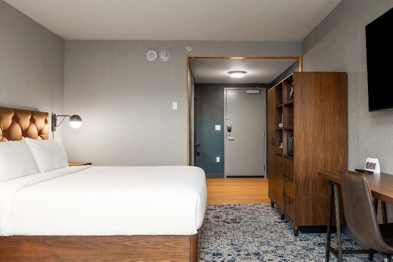 اتاق استاندارد با تخت بزرگ, Four Points By Sheraton Kelowna Airport
