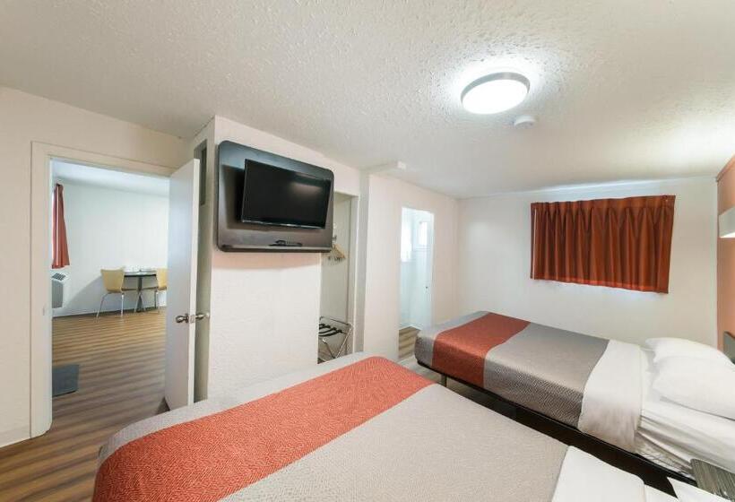 سوییت لوکس, Motel 6 Cranbrook, Bc