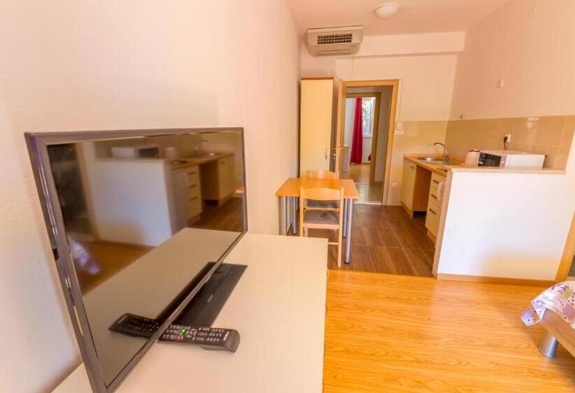 Студио Стандарт с Балконом, Rooms Karla