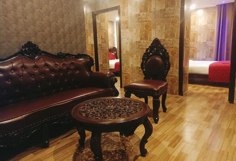 Family Suite, Hyders Park  The Luxury
