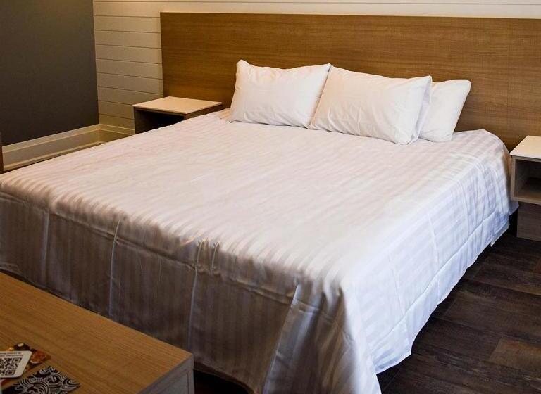 스탠다드 룸 킹사이즈 침대, Colonial Hotel & Suites