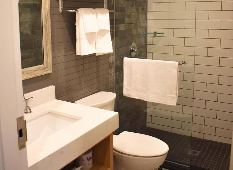 스탠다드 룸 킹사이즈 침대, Colonial Hotel & Suites