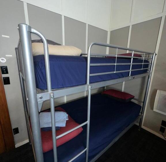 Cama em Quarto Compartilhado, The Cambridge