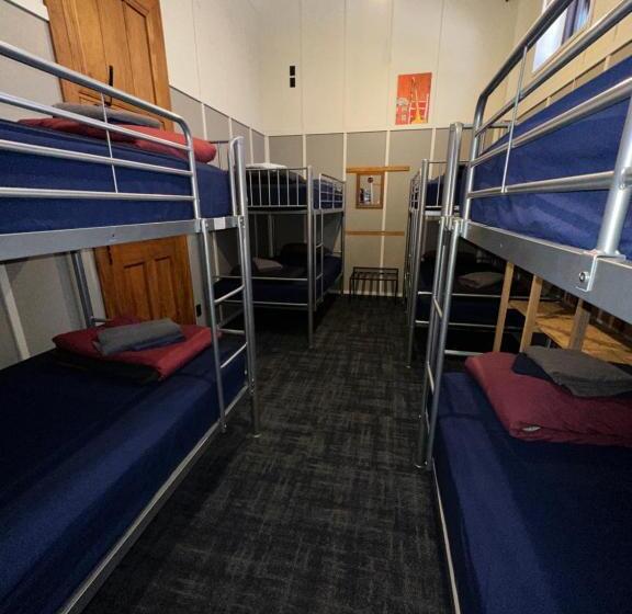 Cama em Quarto Compartilhado, The Cambridge