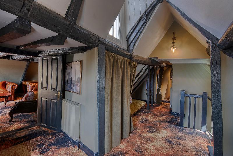 Люкс, Guy Fawkes Inn
