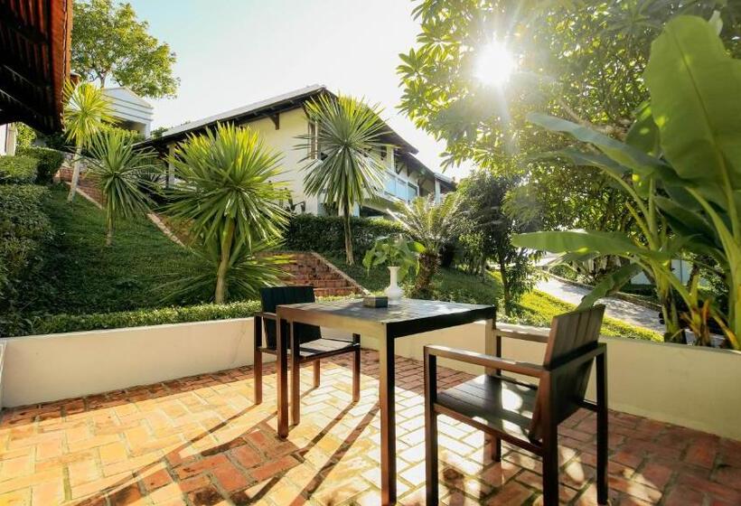 اتاق لوکس با تخت بزرگ, Luang Prabang View