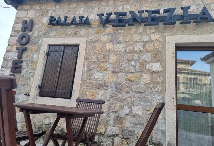 سوئیت با بالکن, Palata Venezia