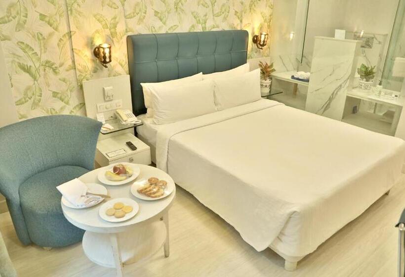 キングサイズベッドのデラックスルーム, Sarovar Portico Naraina,
