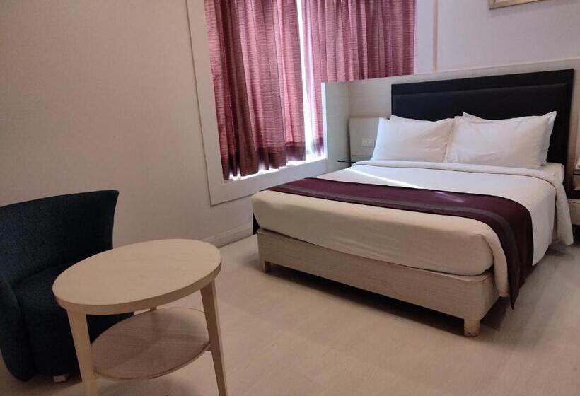 キングサイズベッドのデラックスルーム, Sarovar Portico Naraina,
