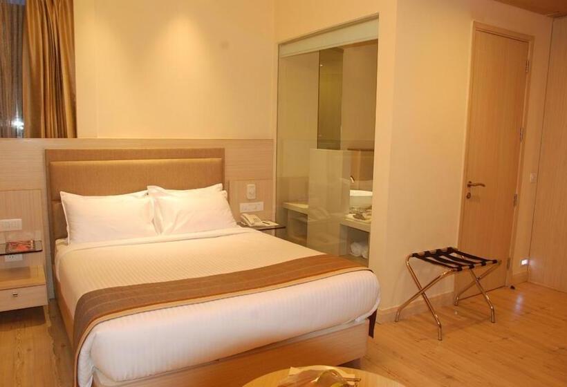 Номер Superior, Sarovar Portico Naraina,