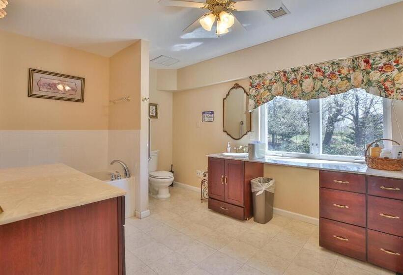 Трехместный Номер Стандарт с Балконом, Purcellville Home