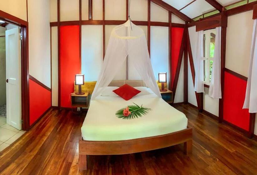 بنجلو قياسى, Namuwoki Lodge